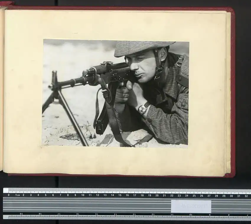 Fotoalbum mit 24 Fotografien DDR Grenzregiment GR-33 Berlin-Treptow, Besuch Russischer Truppen, Honecker, Breschnew, NVA 18