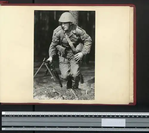 Fotoalbum mit 24 Fotografien DDR Grenzregiment GR-33 Berlin-Treptow, Besuch Russischer Truppen, Honecker, Breschnew, NVA