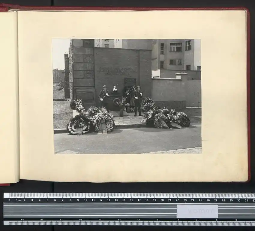 Fotoalbum mit 24 Fotografien DDR Grenzregiment GR-33 Berlin-Treptow, Besuch Russischer Truppen, Honecker, Breschnew, NVA 2