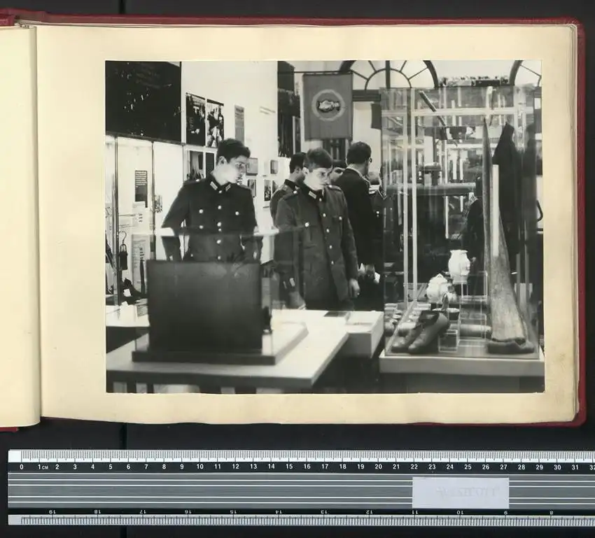 Fotoalbum mit 24 Fotografien DDR Grenzregiment GR-33 Berlin-Treptow, Besuch Russischer Truppen, Honecker, Breschnew, NVA 4