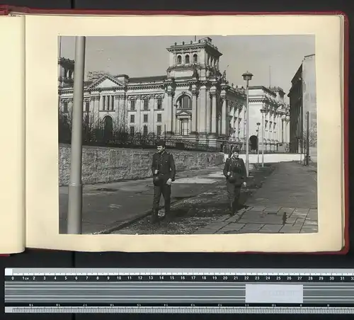 Fotoalbum mit 24 Fotografien DDR Grenzregiment GR-33 Berlin-Treptow, Besuch Russischer Truppen, Honecker, Breschnew, NVA