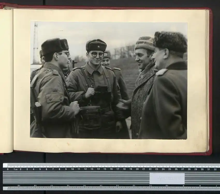 Fotoalbum mit 24 Fotografien DDR Grenzregiment GR-33 Berlin-Treptow, Besuch Russischer Truppen, Honecker, Breschnew, NVA 7