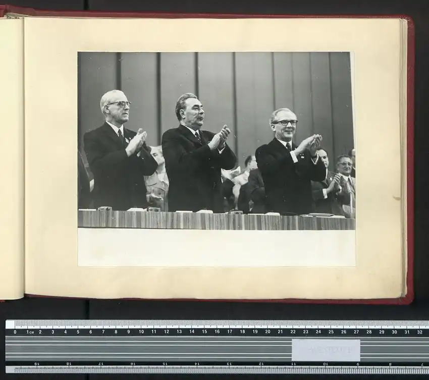 Fotoalbum mit 24 Fotografien DDR Grenzregiment GR-33 Berlin-Treptow, Besuch Russischer Truppen, Honecker, Breschnew, NVA 8
