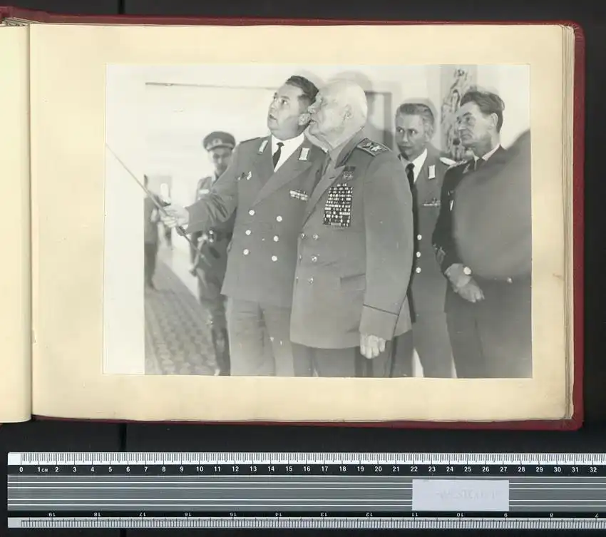 Fotoalbum mit 24 Fotografien DDR Grenzregiment GR-33 Berlin-Treptow, Besuch Russischer Truppen, Honecker, Breschnew, NVA 9