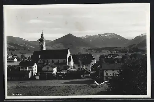 AK Hausham, Ortsansicht mit Kirche gegen Bergpanorama