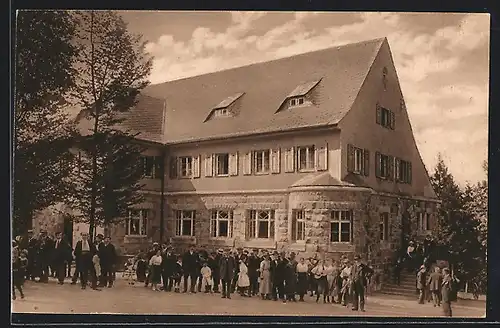 AK Ehrenfriedersdorf, Greifensteinberghaus mit Passanten