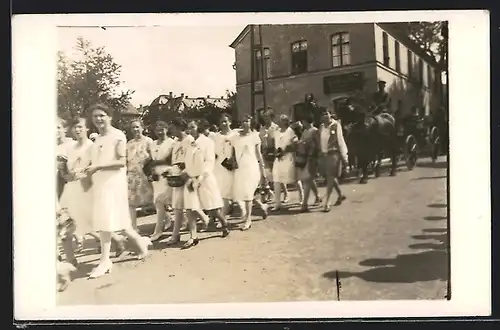 Foto-AK Erlbach / Vogtl., Prozession von Frauen in weissen Kleidern, gefolgt von Kutsche