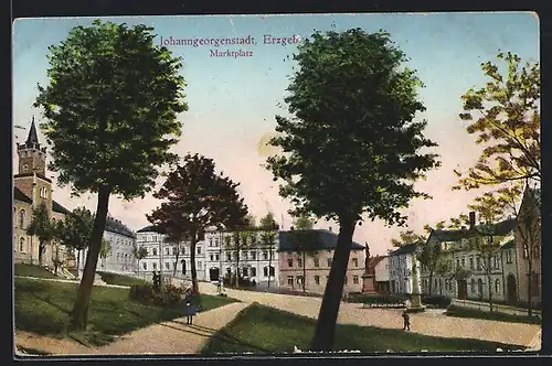 AK Johanngeorgenstadt /Erzgeb., der Marktplatz mit Passanten