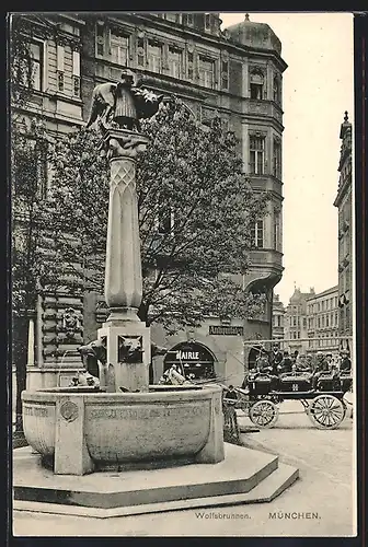 AK München, Wolfsbrunnen mit Antiquitätenhandlung G. Mairle und Denkmal-Brunnen, Ausflugskutsche