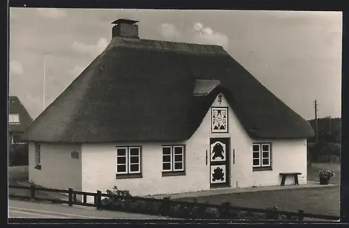 Foto-AK St. Peter /Nordsee, Friesenhaus, Strassnansicht