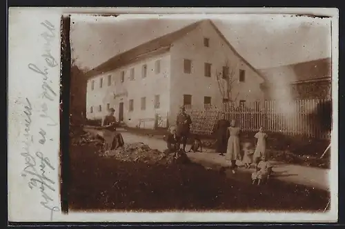 Foto-AK Haselbach /Tiefenbach, Grosses Haus mit Strasse und Familie, Graben, Förster mit Hund