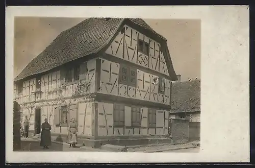 Foto-AK Offenbach /Queich, Fachwerkhaus mit Bewohnerfamilie, Strassenansicht, ca. 1910