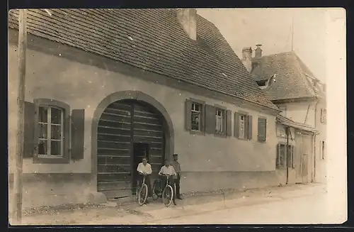 Foto-AK Bötzingen, Haus mit Toreingang, Damen mit Fahrrädern, Strassenansicht, 1927