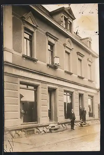Foto-AK Oberbergen /Kaiserstuhl, Geschäftshaus Manufakturwaren Diebold & Sohn, Strassenansicht 1911, mit Besitzern