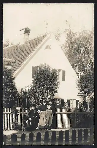 Foto-AK Bobingen, Haus Jakob Leimer mit Familie und Strasse, 1909
