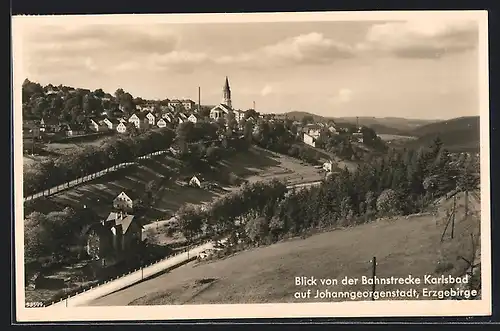 AK Johanngeorgenstadt /Erzgebirge, Blick von der Bhanstrecke Karlsbad auf den Ort