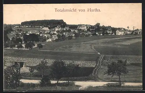 AK Hartha / Tharandt, Totalansicht mit Feldern und Landstrasse