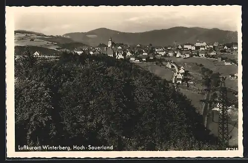 AK Winterberg / Sauerland, Gesamtansicht mit Bergpanorama