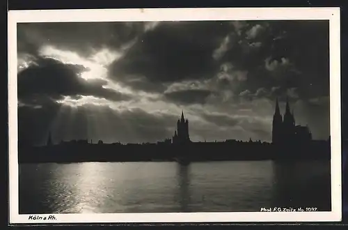 AK Köln /Rh., Stadtpanorama mit Sonne hinter Wolken