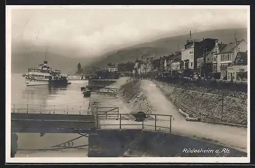 AK Rüdesheim a. Rh., Ortspartie mit Ufer und Dampfer