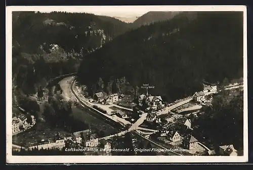 AK Hölle /Frankenwald, Ortsansicht mit Bahnhof, Fliegeraufnahme