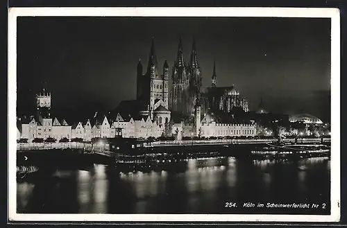 AK Köln, der Kölner Dom im Scheinwerferlicht