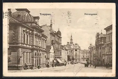 AK Troppau, Strasse Herrengasse mit Passanten