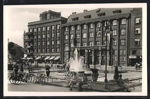 AK Mähr. Ostrau, Bahnhofstrasse mit Brunnen