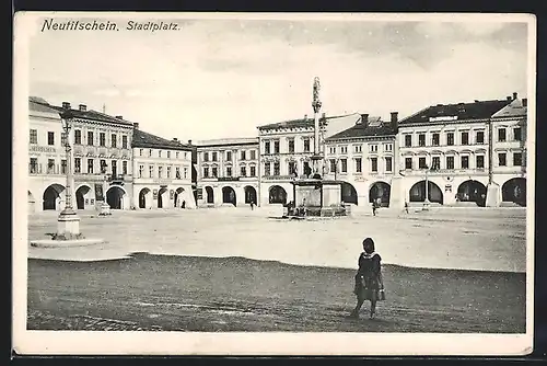 AK Neutitschein, Stadtplatz mit Denkmal