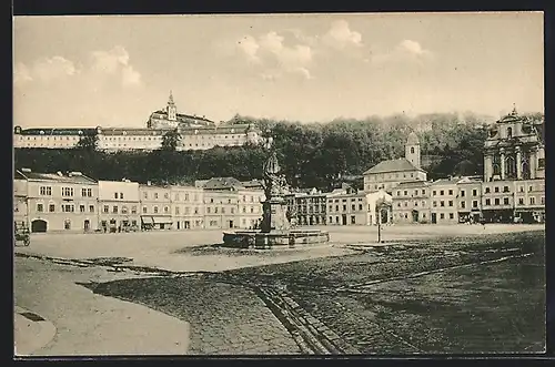 AK Fulnek, Stadtplatz mit Brunnen und Schloss