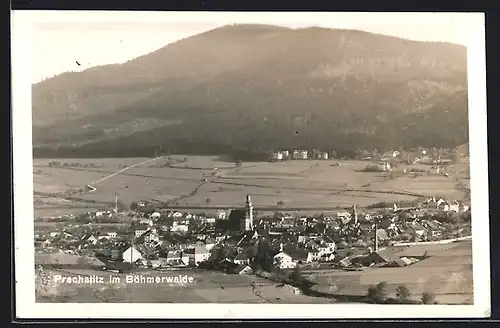 AK Prachatitz /Böhmerwald, Gesamtansicht mit Berg aus der Vogelschau