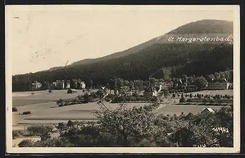 AK Prachatice, St. Margaretenbad, Ortsansicht mit Feldern und Berg