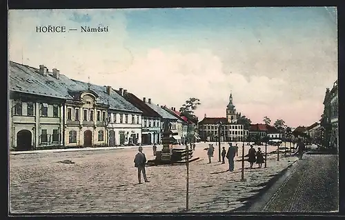 AK Horice, Námestí mit Brunnen und Passanten