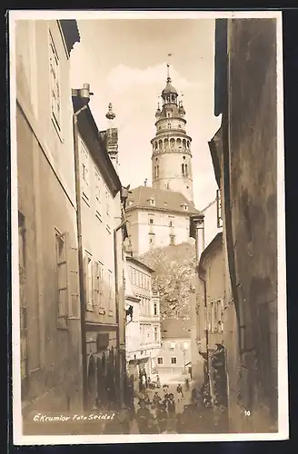 AK Cesky Krumlov, Strassenpartie mit Blick auf Schlossturm