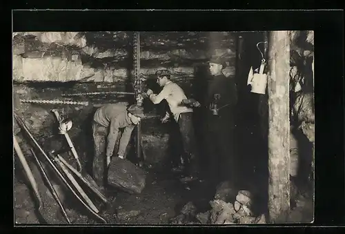 AK Kohtla-Järve, Ölschieferwerk, Bergleute bei der Arbeit im Stollen