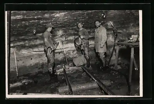 AK Kohtla-Järve, Ölschieferwerk, Bergleute im Stollen vor einer Sprengung