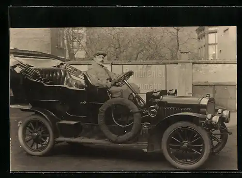 Foto-AK Auto, Mann mit Schiebermütze am Steuer eines Fahrzeugs mit offenem Verdeck
