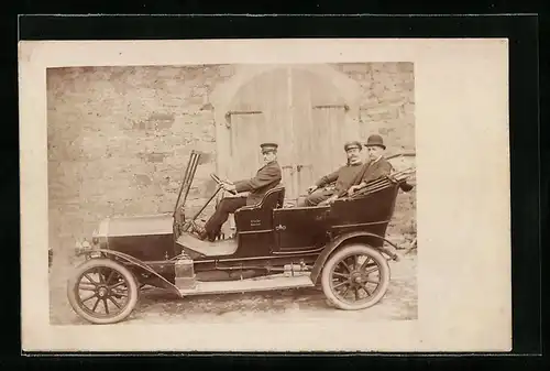 Foto-AK Auto, Chauffeur in seinem KFZ mit zwei Herren auf der Rückbank