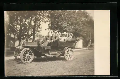 Foto-AK Auto, vollbesetztes Fahrzeug mit offenem Verdeck