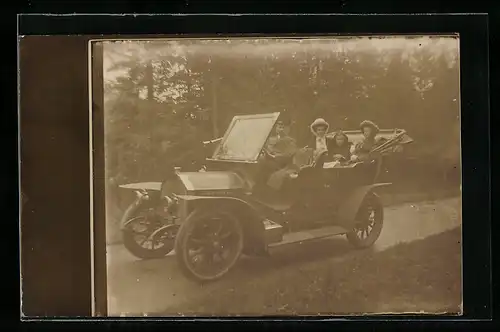 Foto-AK Auto, Chauffeur fährt zwei Frauen und ein Mädchen in seinem KFZ herum