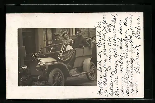 Foto-AK Auto, Fahrzeug mit offenem Verdeck, ein Chauffeur und zwei Beifahrer
