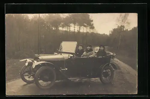 Foto-AK Auto, Drei Damen im KFZ mit offenem Verdeck auf einem Landweg