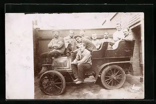 Foto-AK Auto, Eine Gruppe von Arbeitern auf einem Fahrzeug mit platten Reifen