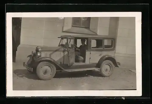 Foto-AK Auto, Chauffeur im Schatten in seinem Fahrzeug