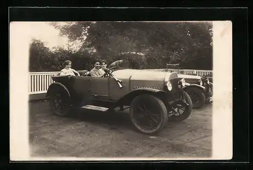Foto-AK Auto, Drei Damen in einem Cabrio