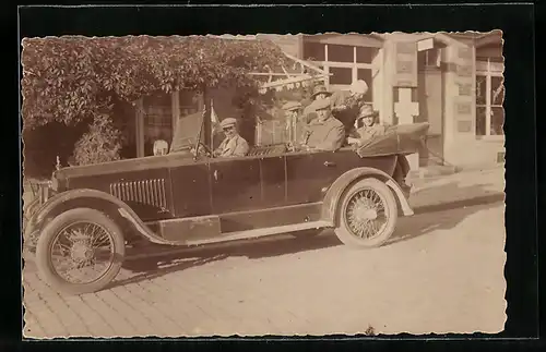 Foto-AK Auto, Chauffeur mit fünf Beifahrern im KFZ