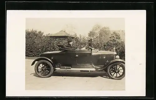 Foto-AK Auto, Mann mit Fedora in einem kleinen KFZ