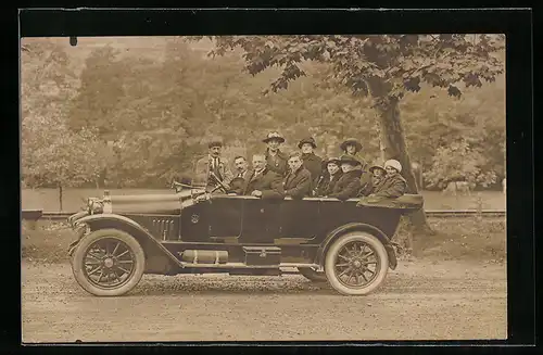 Foto-AK Auto, Vollbesetztes KFZ an einem Fluss
