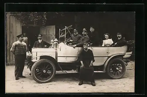 Foto-AK Auto, weisses Fahrzeug, vollbesetzt, Uniformierte am Steuer