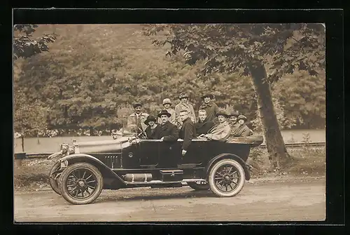 Foto-AK Auto, Vollbesetztes KFz an einem Fluss, 1924